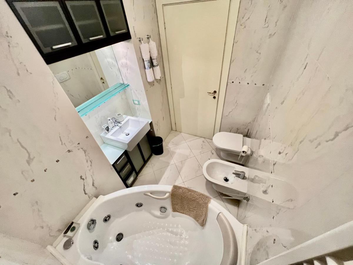Divina Luxury Apartment With Jacuzzi Near The Lake Como Exteriör bild